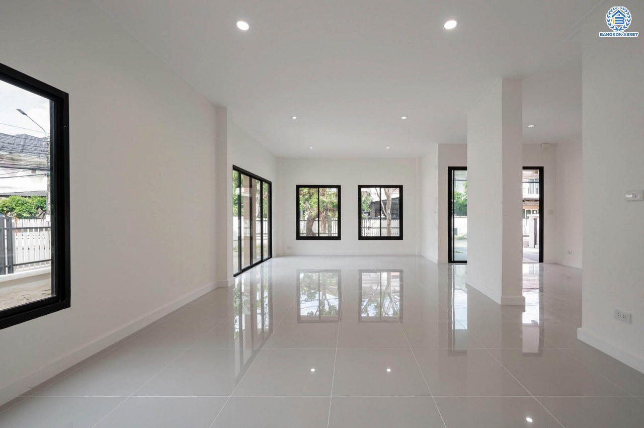 บ้านมือสองตกแต่งใหม่  โครงการ ธารา ราชพฤกษ์-ปิ่นเกล้า บ้านสวย พร้อมอยู่ เนื้อที่ 88.2 ตร.ว. ฟังก์ชัน 3 ห้องนอน 4 ห้องน้ำ 1 ห้องแม่บ้าน จอดรถได้ 2 คัน บนทำเลเชื่อมต่อถนนกาญจนาภิเษก ใกล้รถไฟฟ้าสายสีแดง "สถานีตลิ่งชัน" และจุดขึ้นทางด่วน "ศรีรัช" รายล้อมด้วยสิ่งอำนวยความสะดวกครบครัน